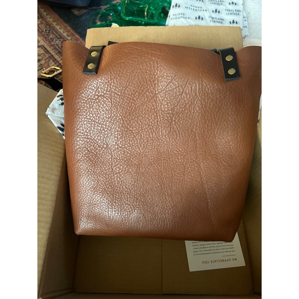 Portland leather UNICORN MONDELO BRANDY SMALL CLASSIC TOTE